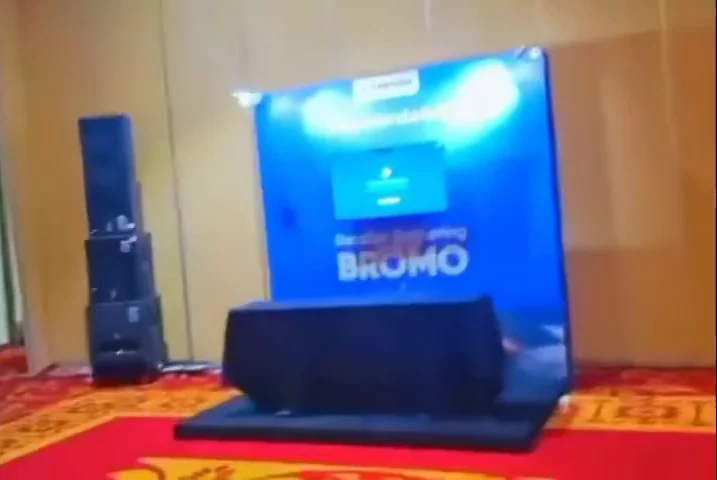 Backdrop acara Retailer Gathering Corteva di Bromo dengan meja panggung dan perangkat suara