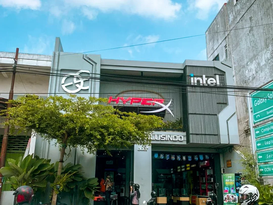 Papan nama bercahaya HyperX terpasang di fasad toko