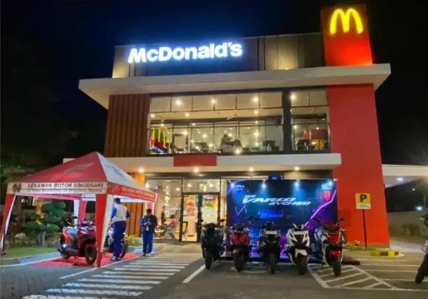 Area acara Honda Night Ride di malam hari dengan tenda merah dan backdrop Vario Evo 160