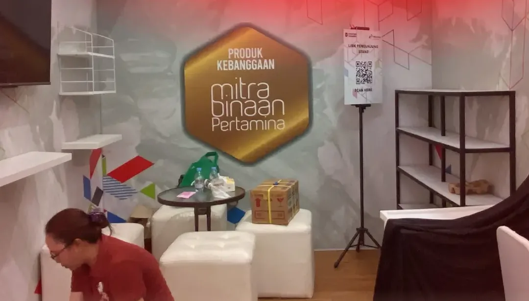 Booth Pertamina PHE Jatim dengan tanda Produk Kebanggaan Mitra Binaan Pertamina