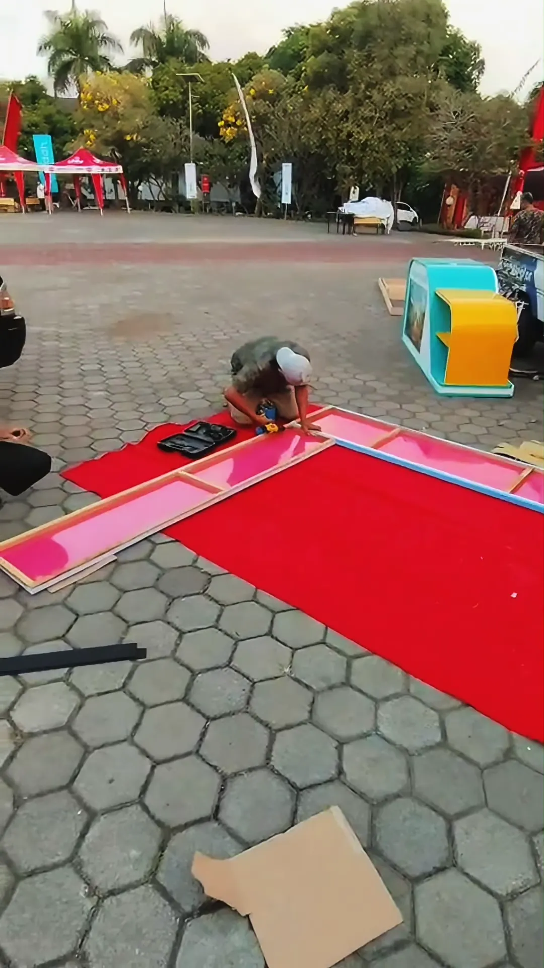 Pekerja merakit rangka panel booth di lapangan