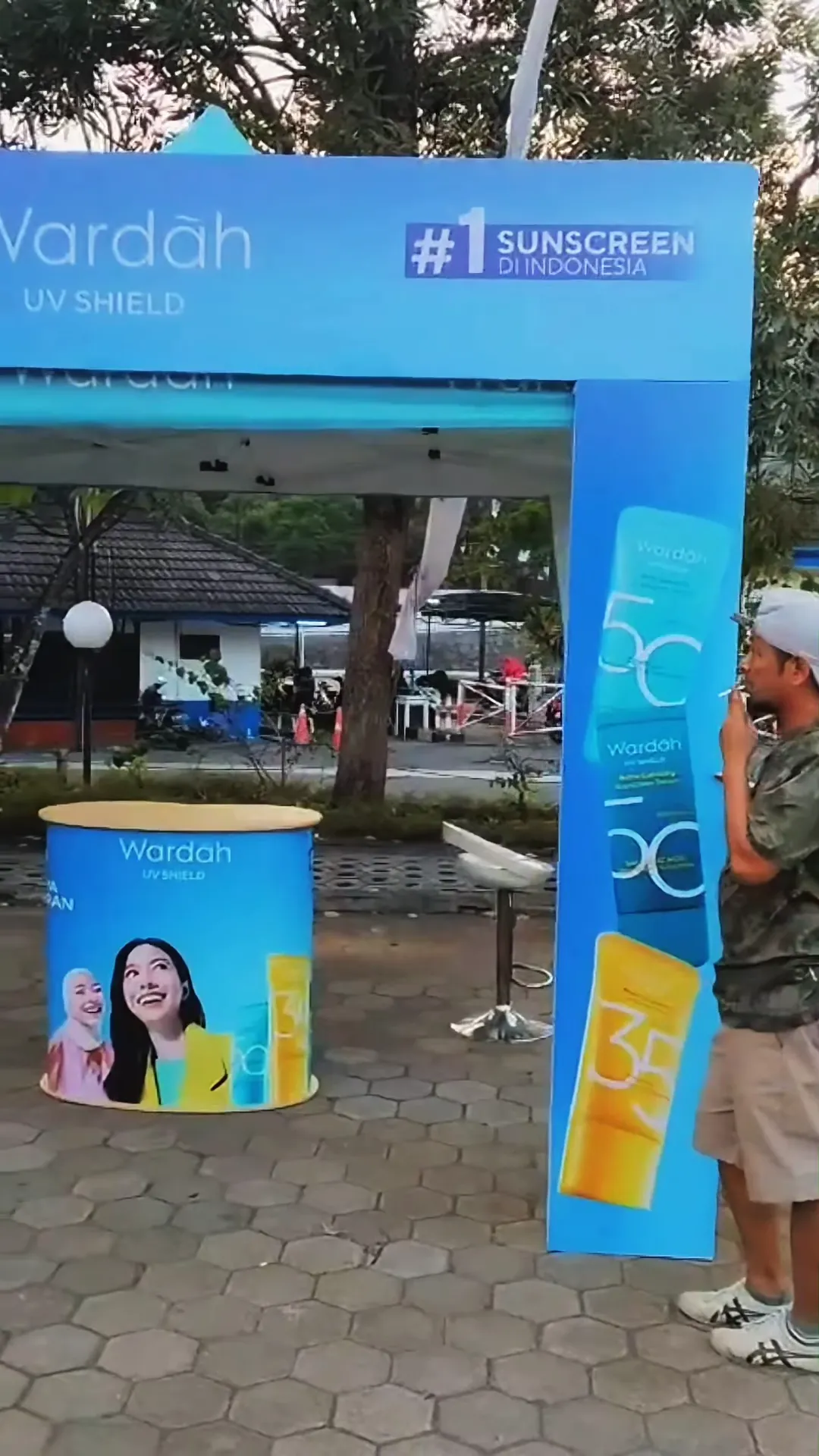 Booth Wardah UV Shield dengan lengkung dan counter yang sudah berdiri